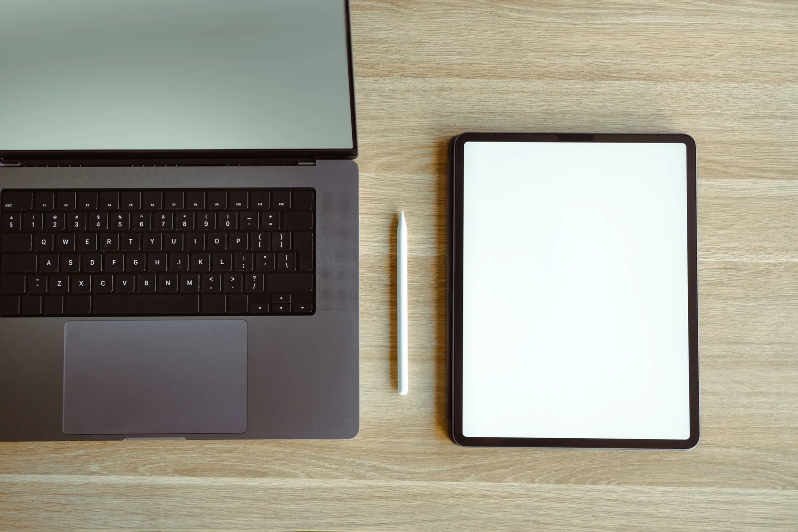 Laptop, Tablet und Stift auf dem Tisch