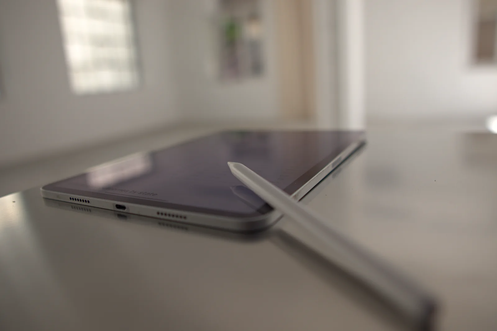Tablet mit Eingabestift auf einem hellen Arbeitstisch im Studio